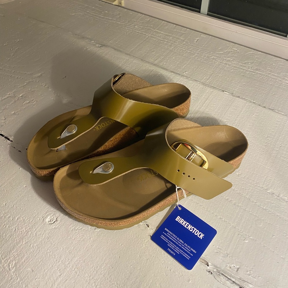 Birkenstock Gizeh Big Buckle
Natural Leather Patent - High Shine Mud Green